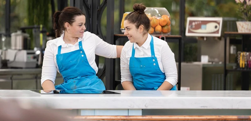 Maïlys Dindin et son binôme sur le plateau du Meilleur Pâtissier - Article Sud Ouest