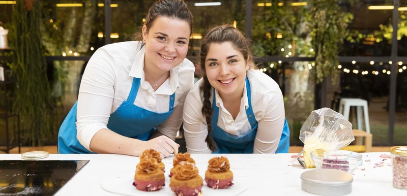 Maïlys Dindin et Monika devant leurs créations sur le plateau du Meilleur Pâtissier - Article Journal des Femmes