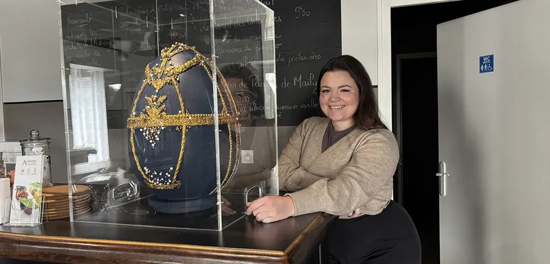 Maïlys Dindin aux côtés de son œuf de Pâques en chocolat inspiré des œufs Fabergé - Article Le Résistant