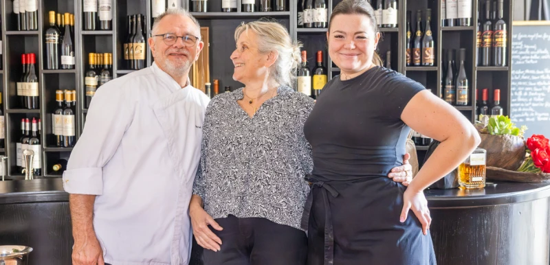 Hervé, Christine et Maïlys Dindin au bar à vins de l'Auberge de Cercoux - Article Madame Figaro