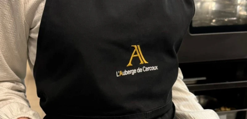 Tablier brodé au logo de l'Auberge de Cercoux - Article Haute Saintonge