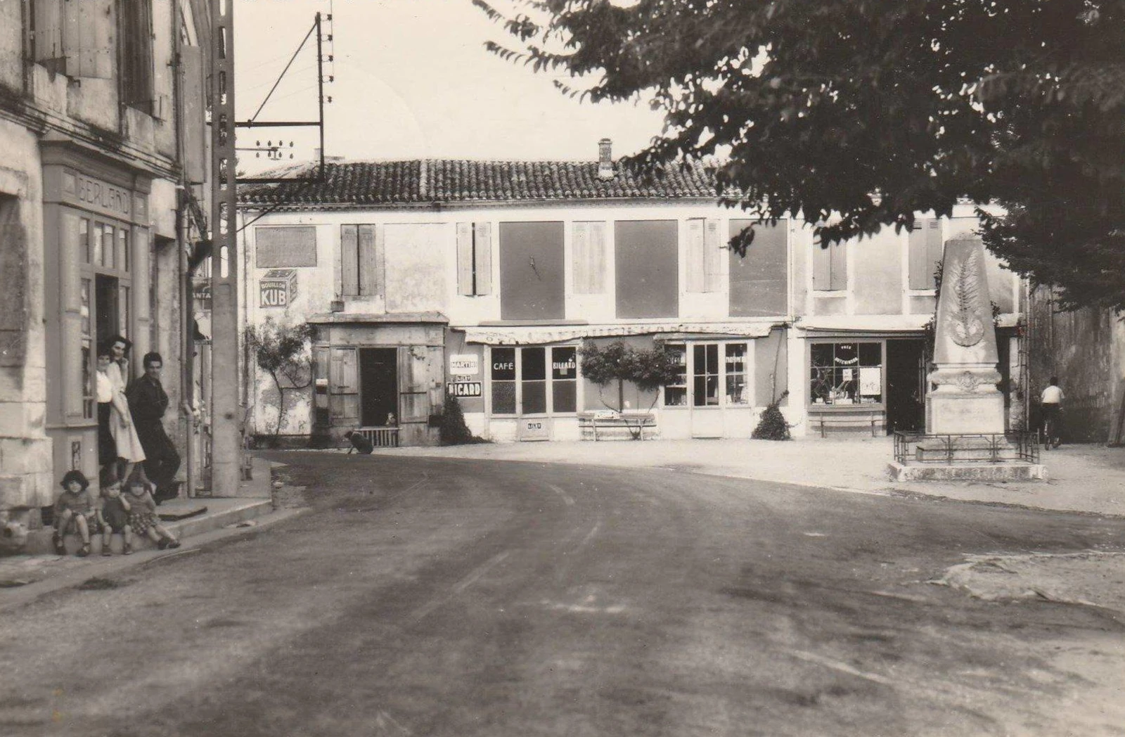 Ancienne photo de l'Auberge de Cercoux, en temps d'après guerre