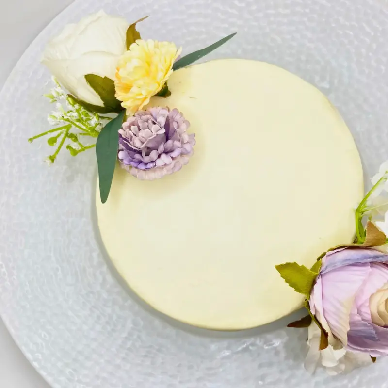 Cake design réalisé par la cheffe pâtissière Maïlys dressé sur assiette