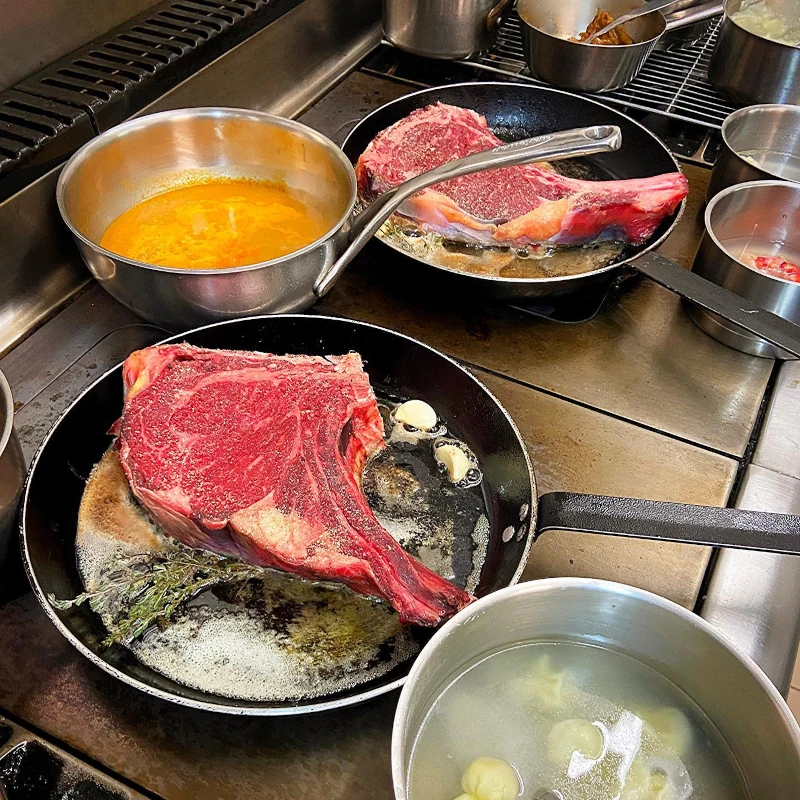 Côte de boeufs en cuisson sur piano de cuisine