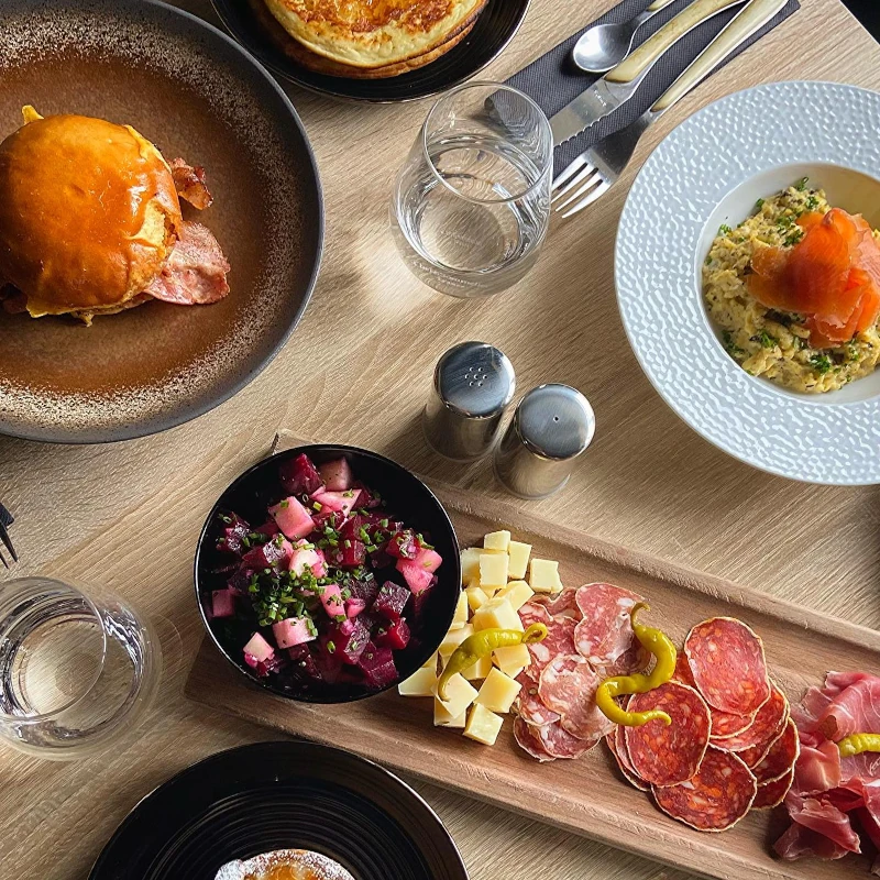 Plan du dessus d'une table sur laquelle est servie le brunch de l'Auberge
