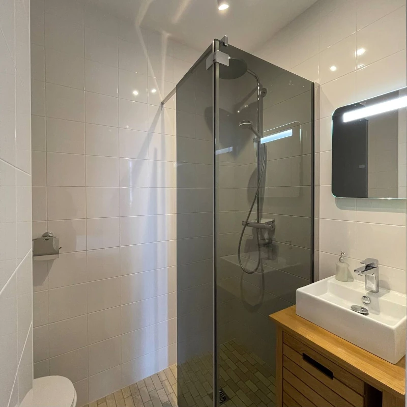 Salle de bain d'une des chambres privées à l'Auberge de Cercoux