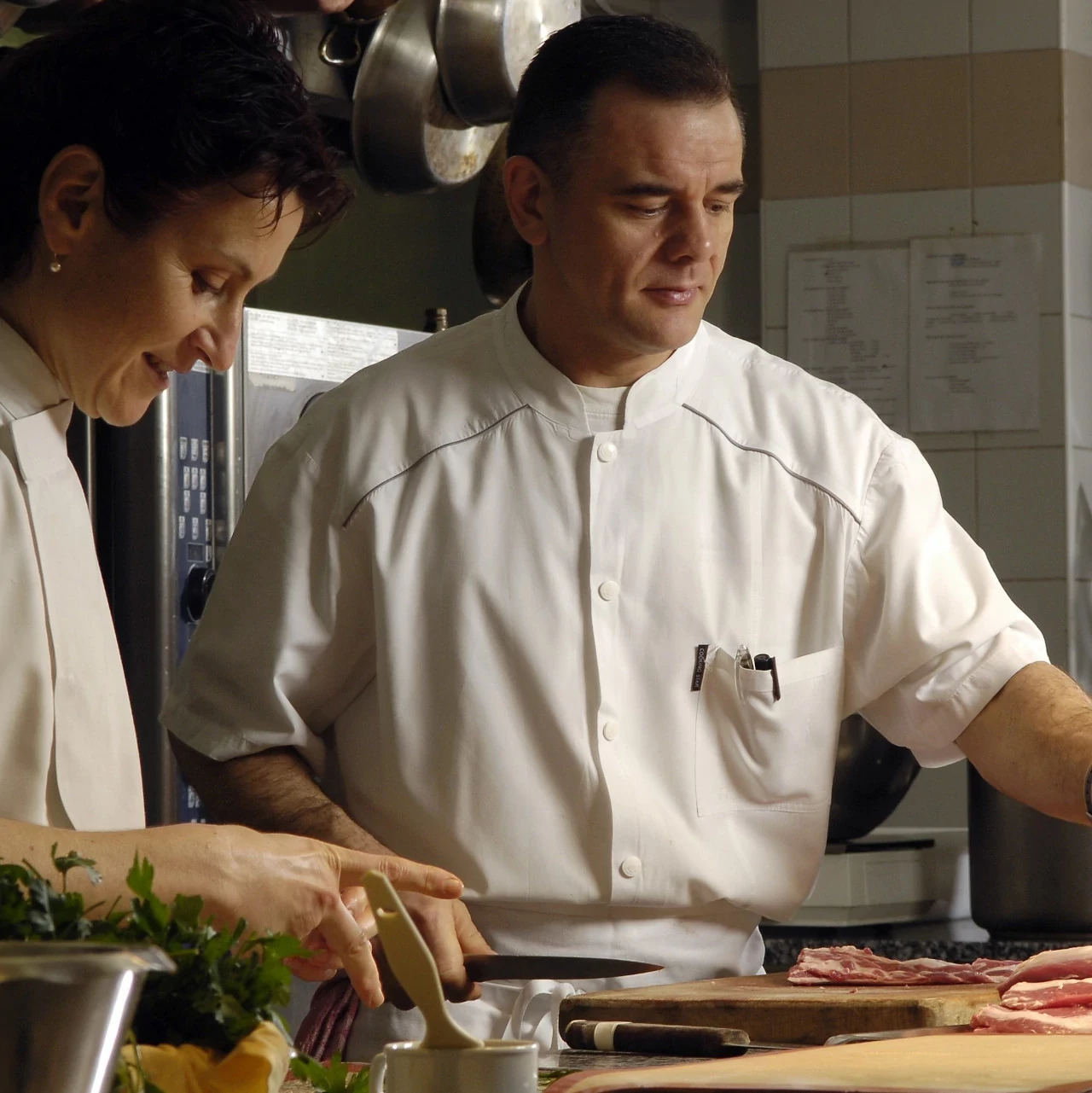 Photo de Hervé et Christine Dindin en train de cuisiner ensemble