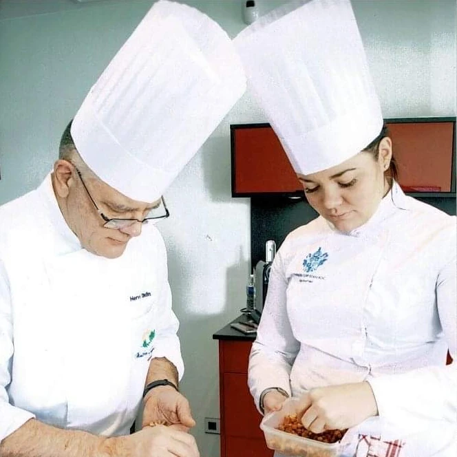 Hervé et Maïlys Dindin qui travaillent de paire sur le dressage d'assiettes