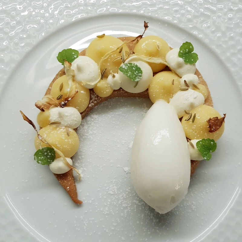 Dessert au citron en forme de lune