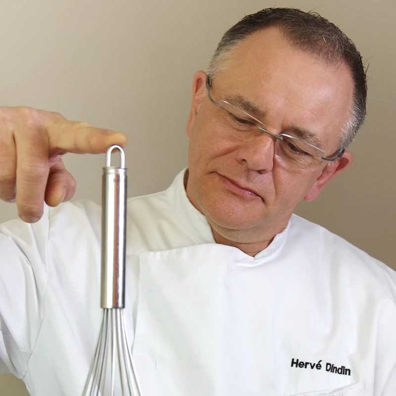 Hervé tenant un fouet pour une photo de profil
