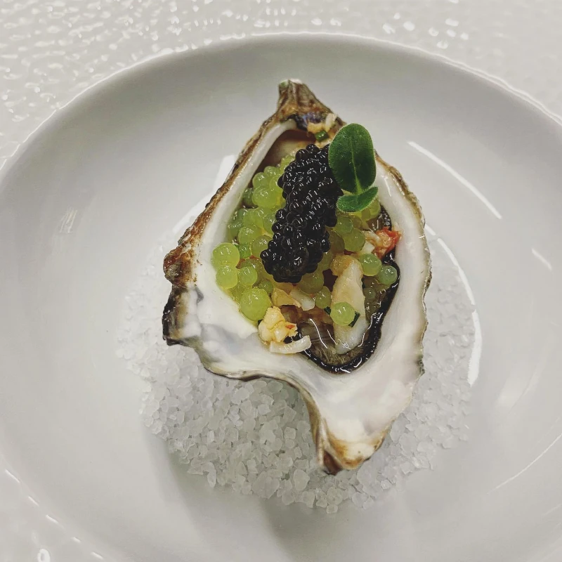 Photo d'une huitre sur sel de mer avec caviar