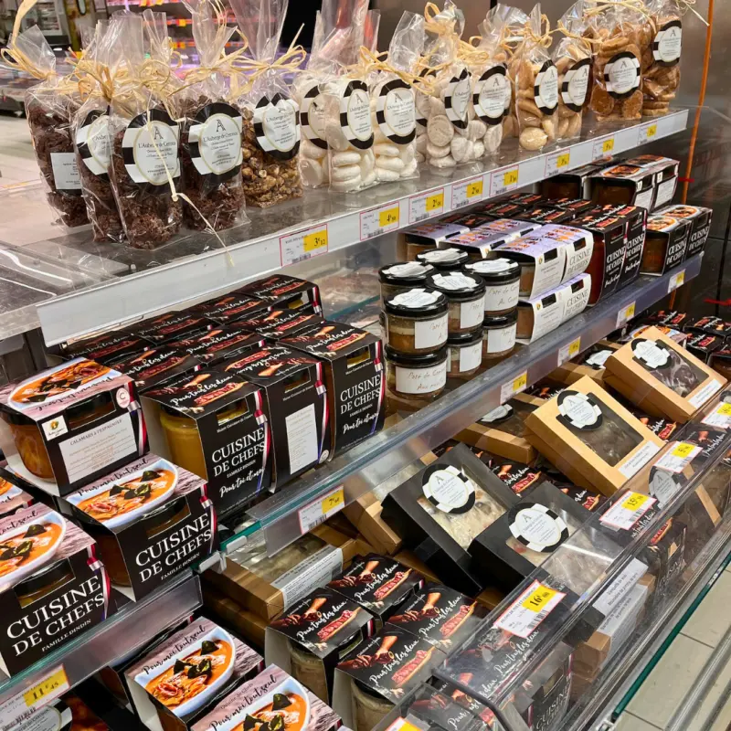 Bocaux en étale dans les rayons de l'Intermarché de Jonzac