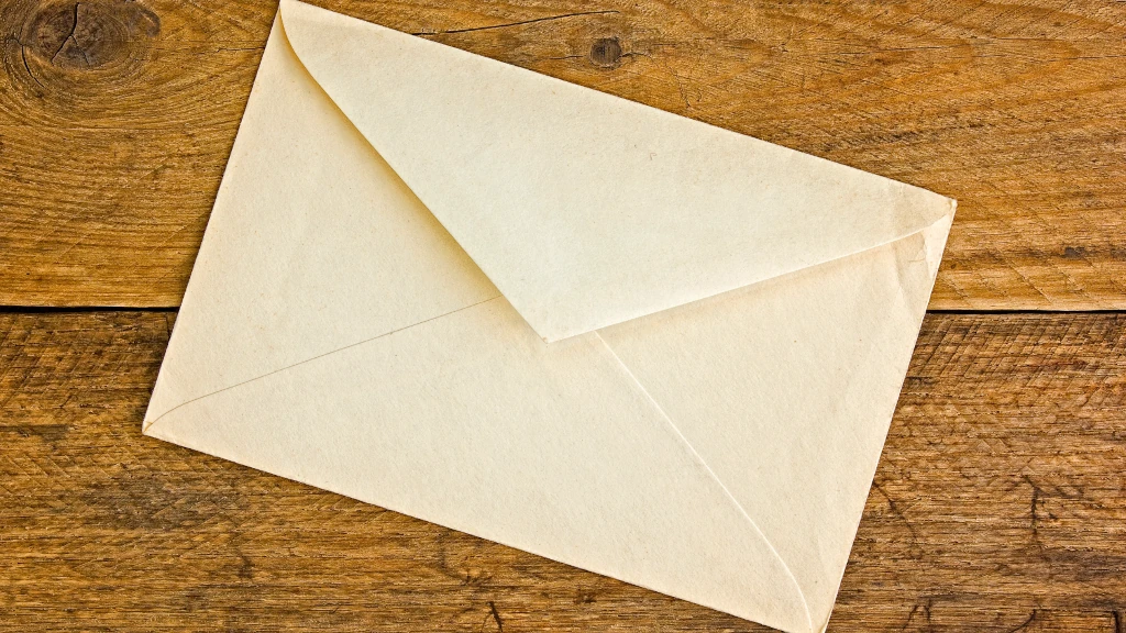 Enveloppe sur fond de bois