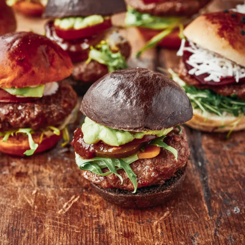 Des mini burgers chauds sur planche
