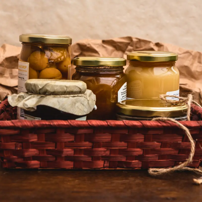 Panier gourmand rempli de bocaux