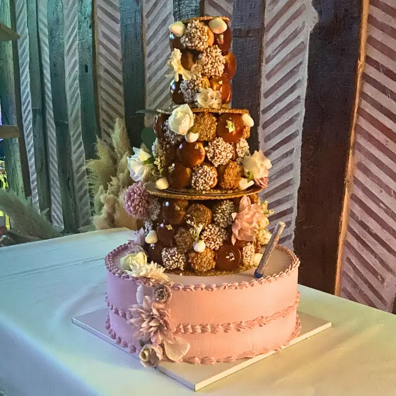 Plusieurs tartelettes aux fruits sur papier sulfurisé