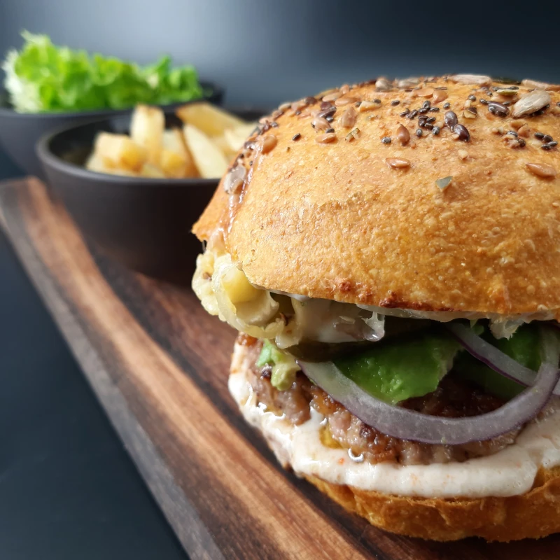 Burger et frites sur planche en bois