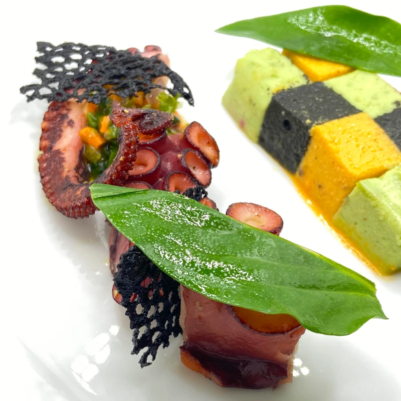 Poulpe rôti sur assiette