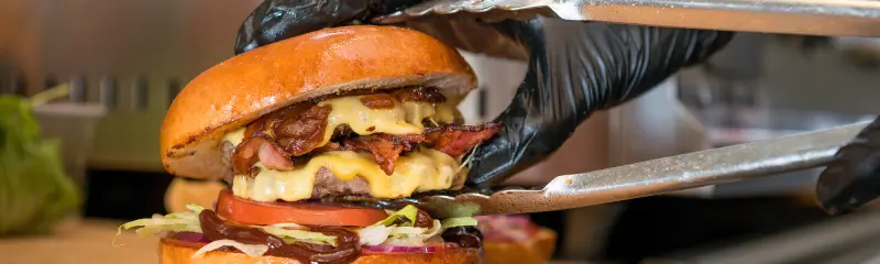 Cuisinier qui dresse un burger