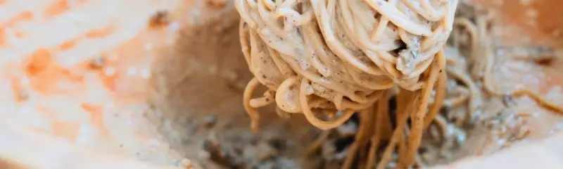 Roulement de pâtes dans une roue de parmesan