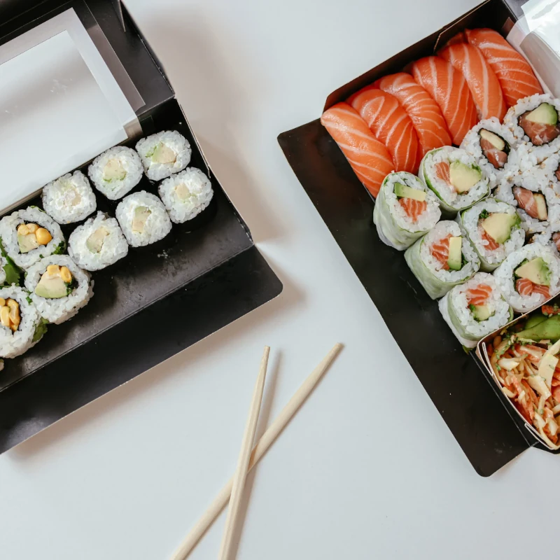 Plateaux de sushis et makis