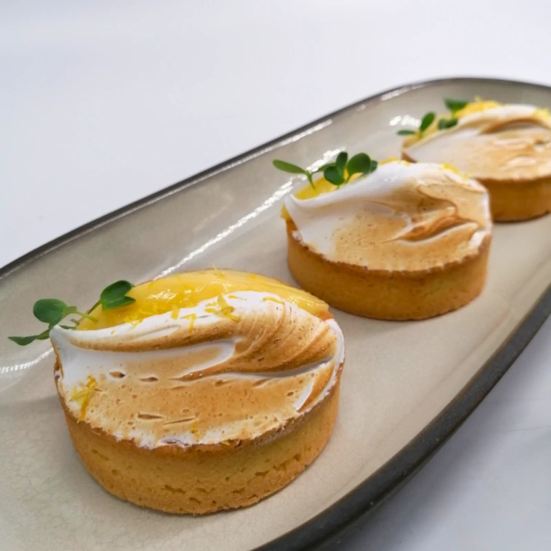 Plusieurs tartes citron meringuées sur une assiette