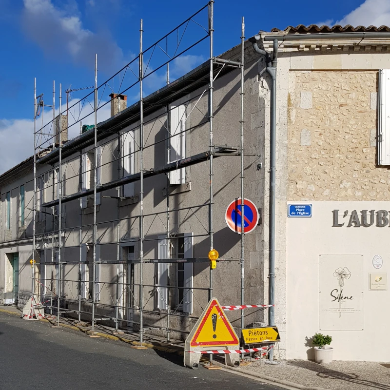 Auberge de Cercoux en travaux pendant la rénovation de la toiture