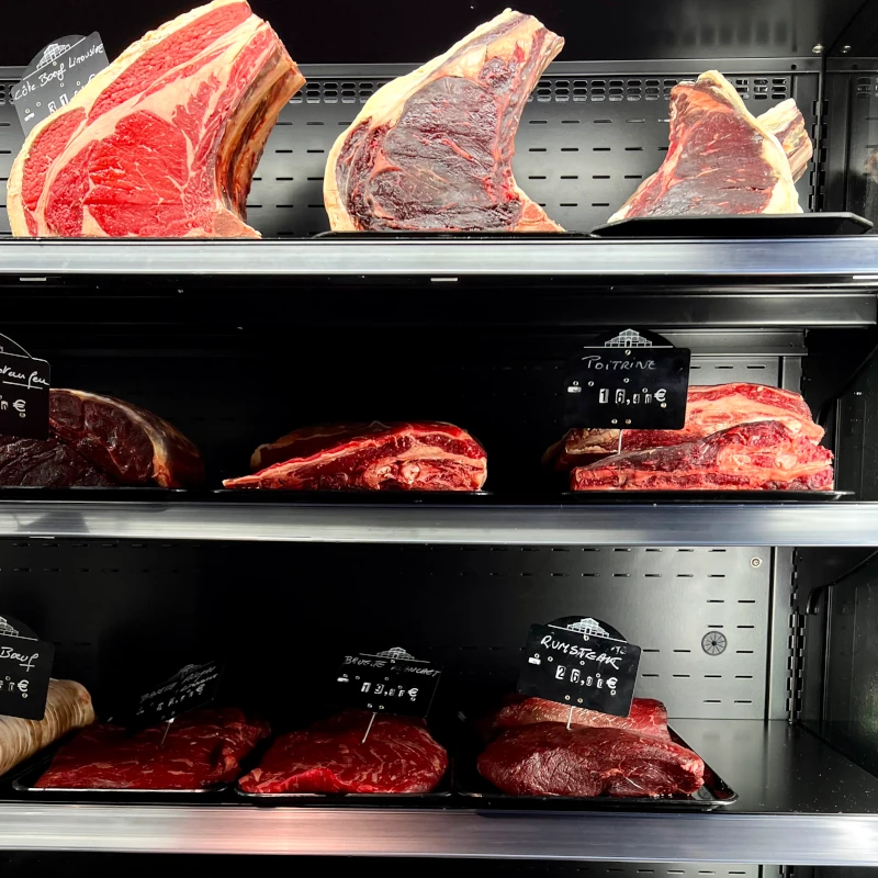 Photo de la vitrine à viandes dans la boucherie